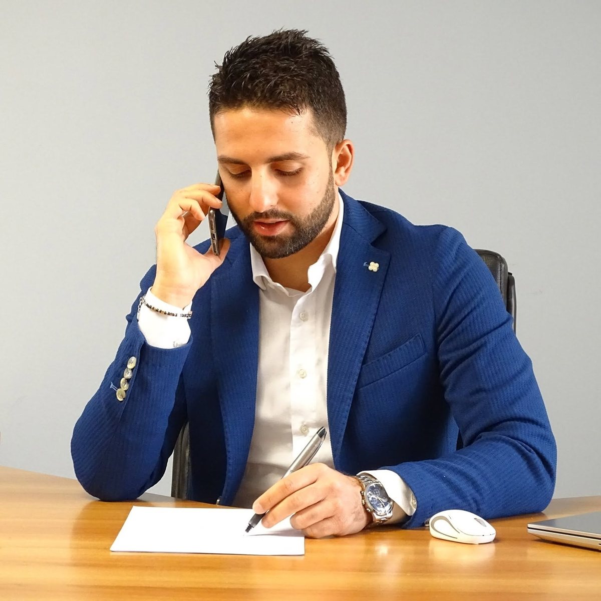 Ing. Andrea Pulicicchio alla scrivania dello studio tecnico a Lamezia Terme