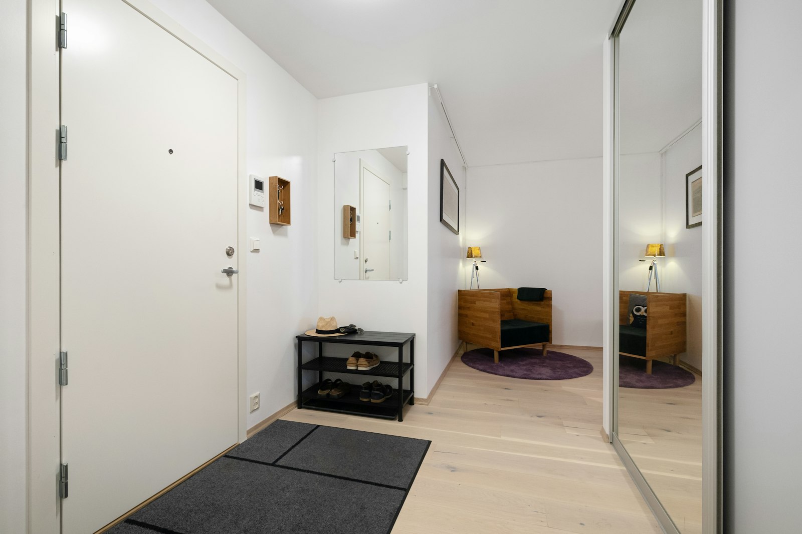 Interno di un micro monolocale: spazi compatti e arredo funzionale